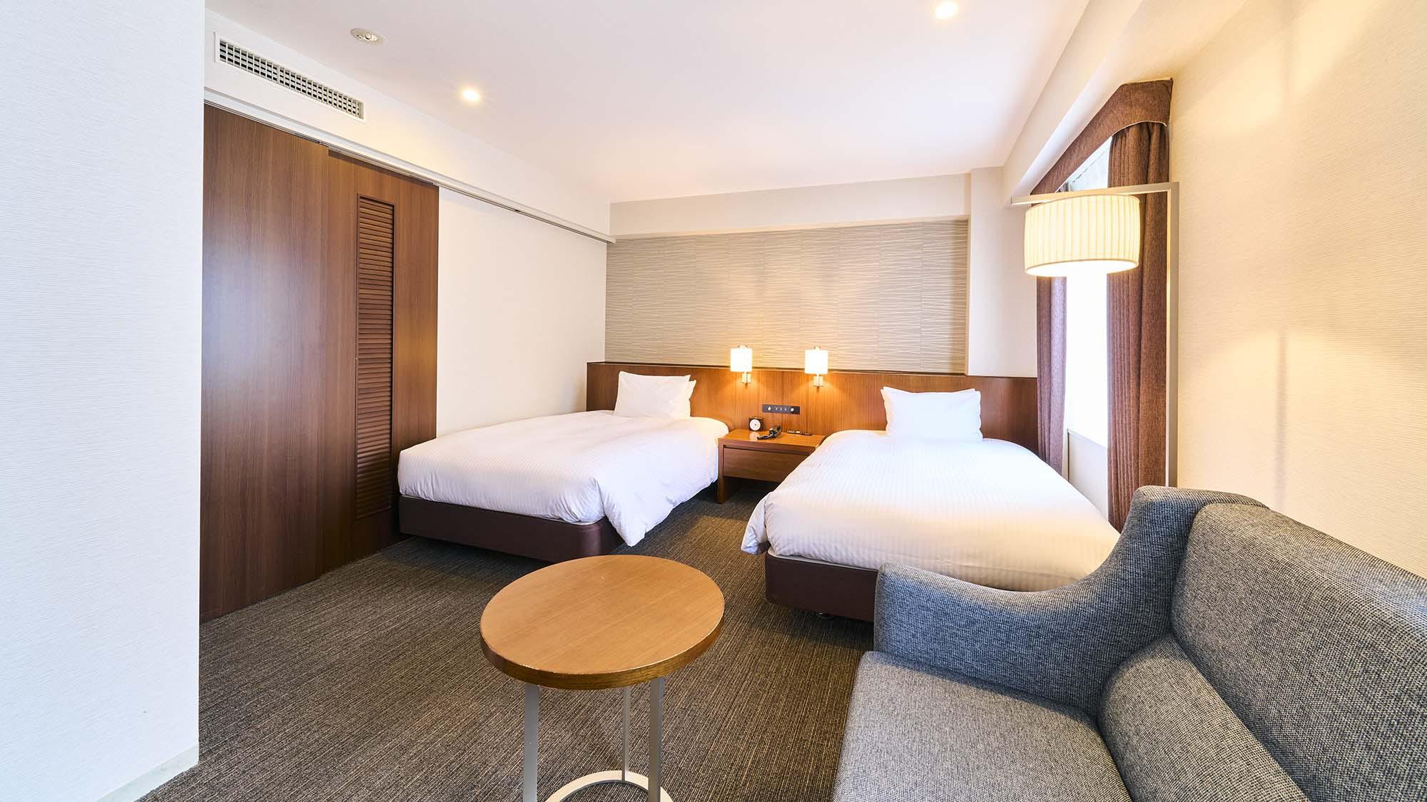 Universal, Twin Beds