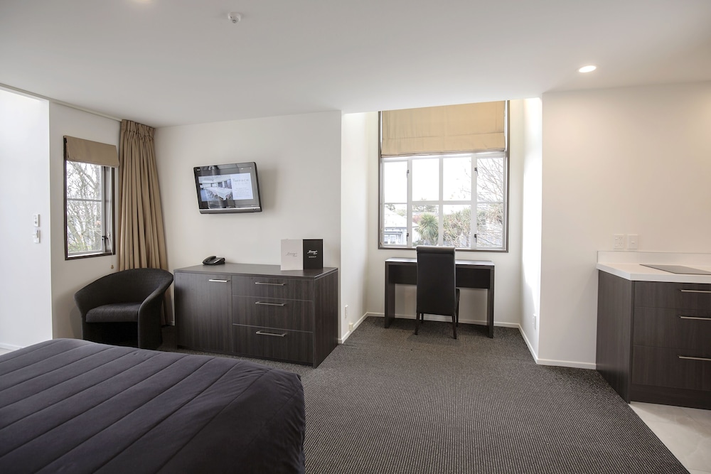 Pavilions Hotel 33/69