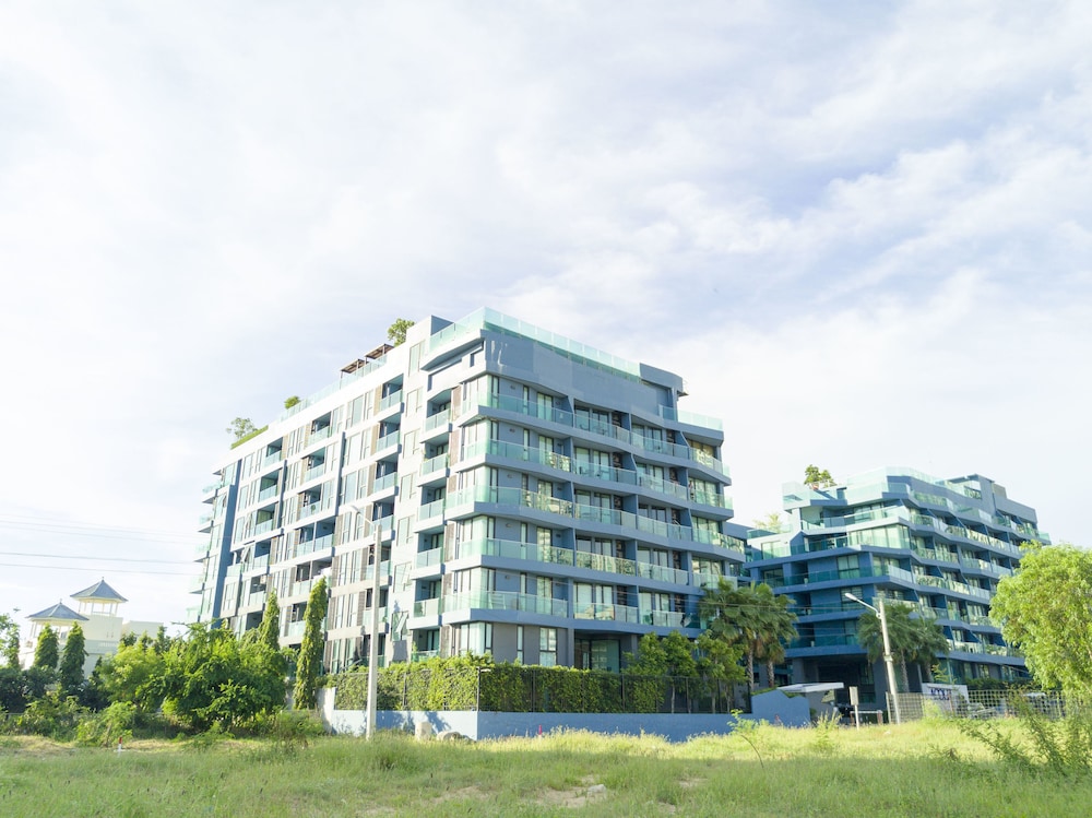 Acqua Condominium 3/50