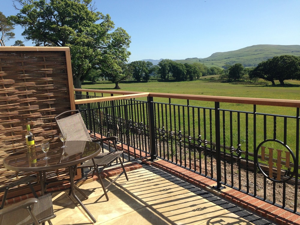 Hundith Hill Hotel 64/66