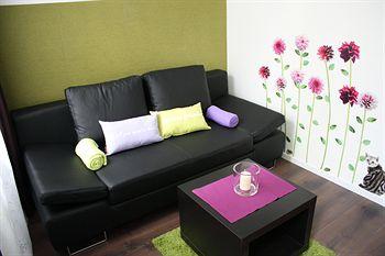 GoVienna Small Modern Apartment 8/22