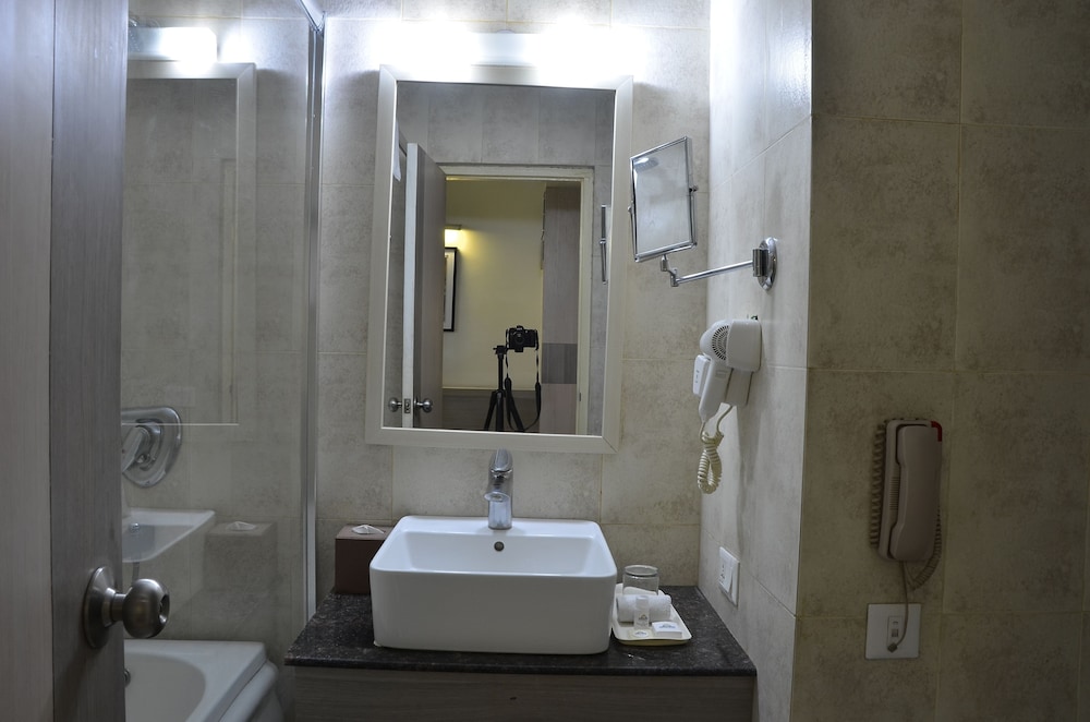 Days Hotel Neemrana Jaipur Highway 14/43