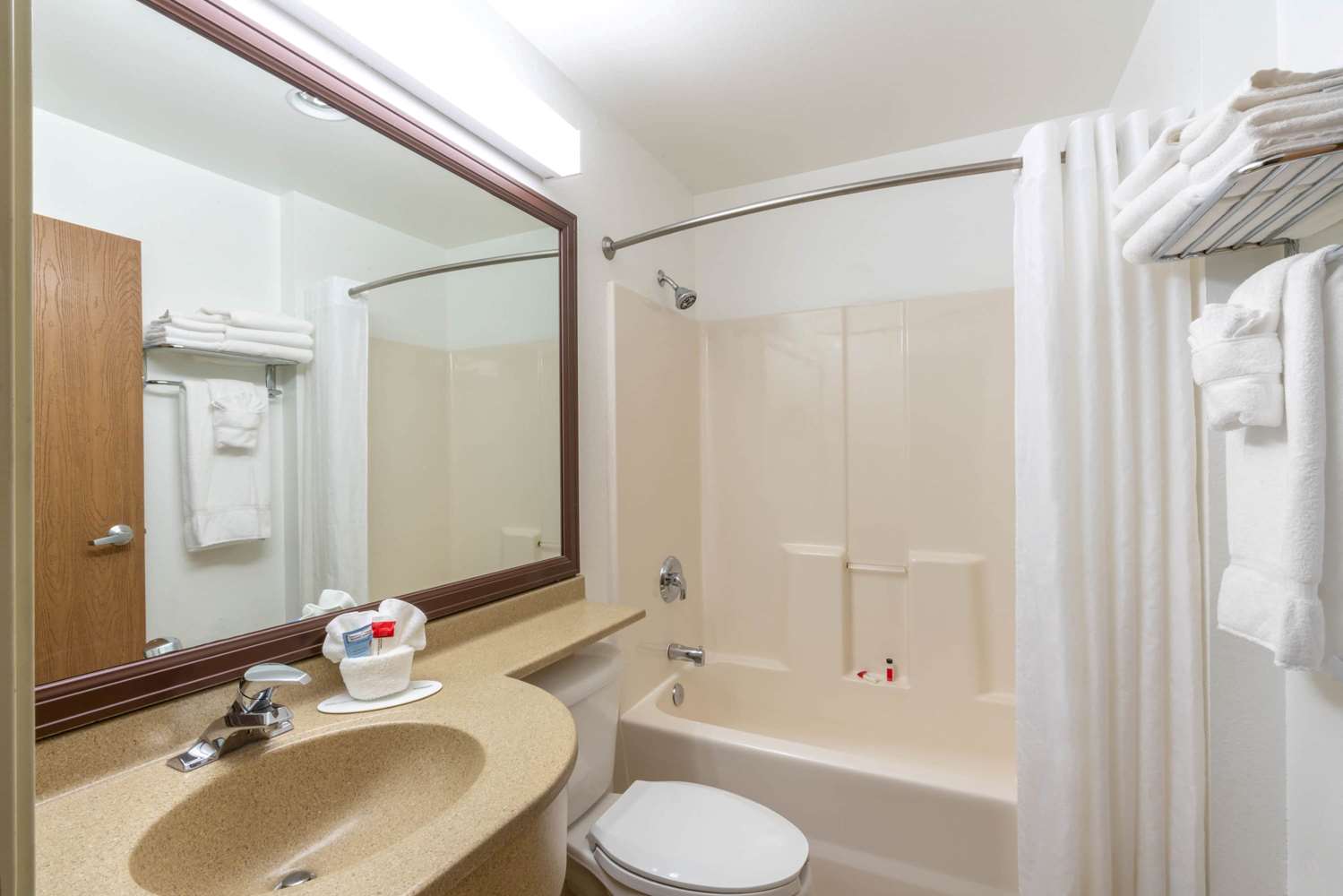 Microtel Inn & Suites by Wyndham Raton 17/21