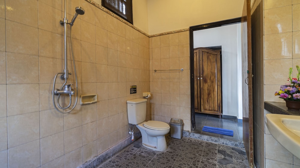 Kunang-Kunang Guesthouse 84/86