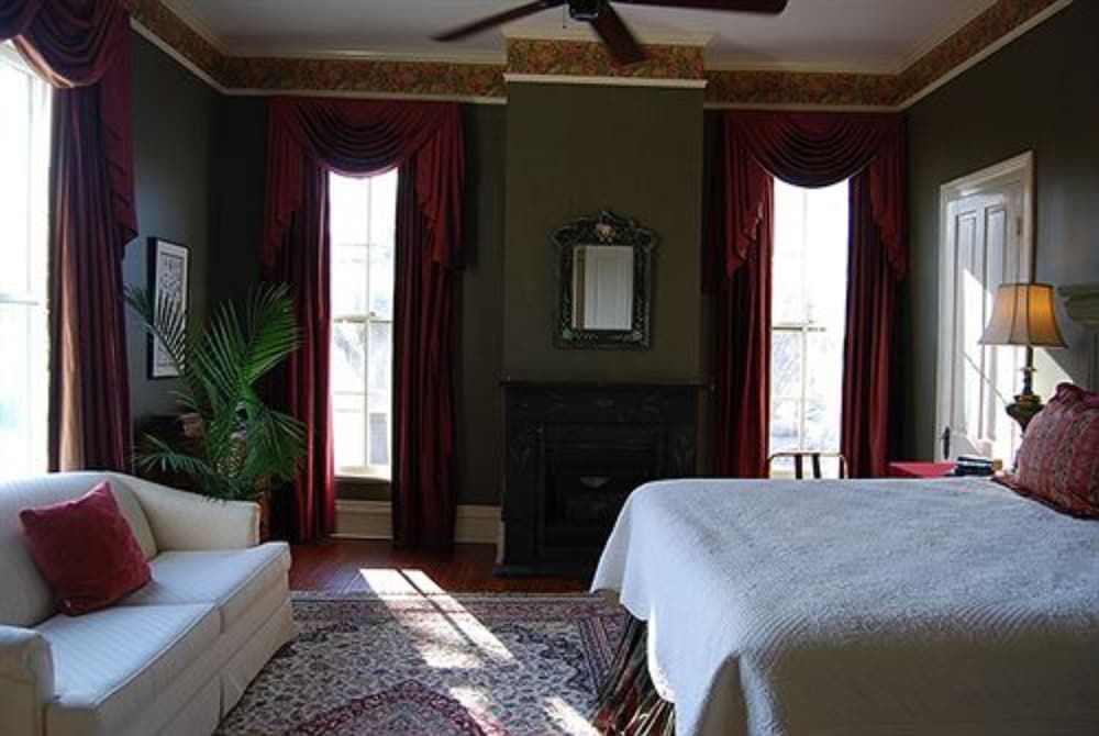 Rothschild-Pound House Inn 33/76