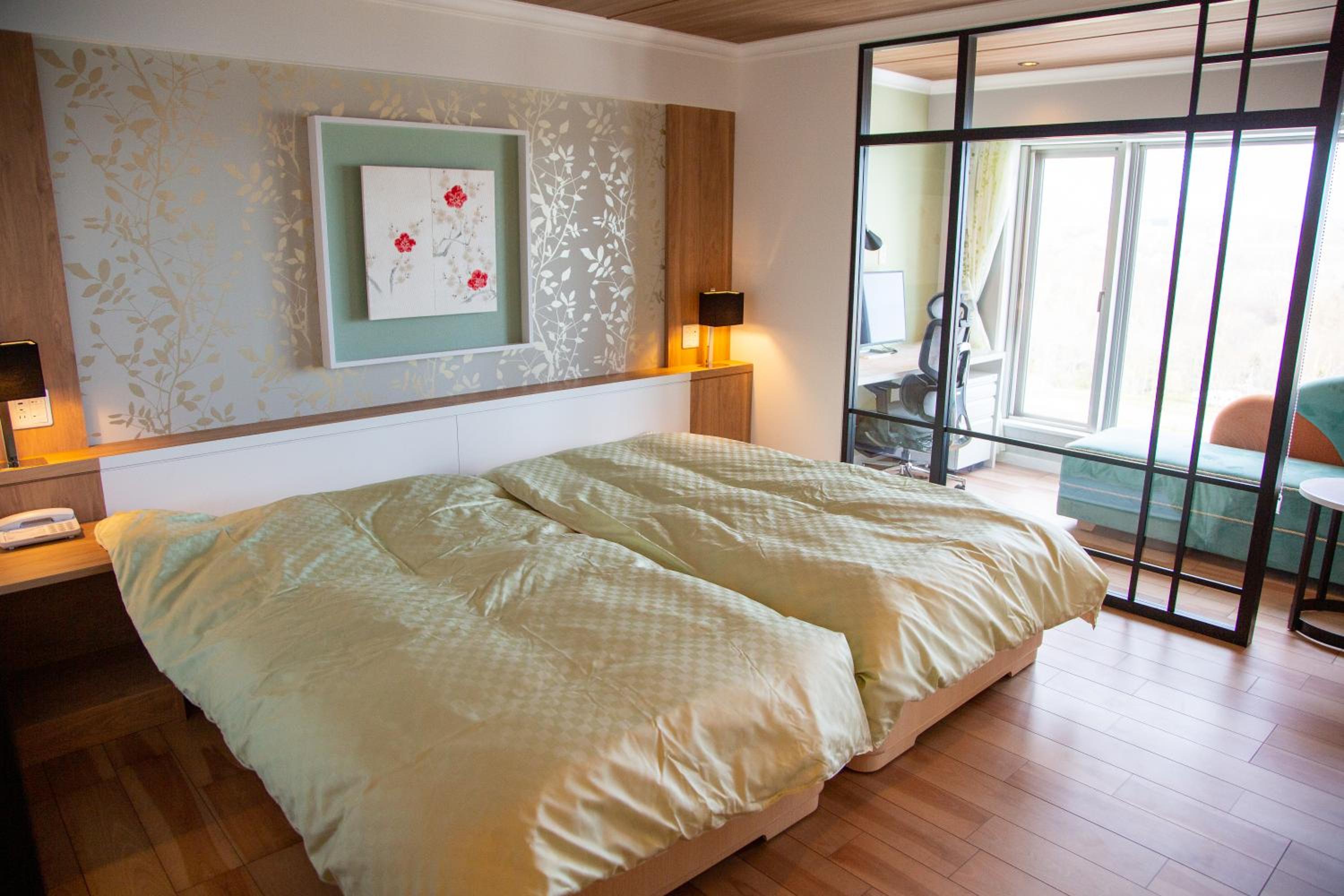 Deluxe, Twin Beds, East Wing