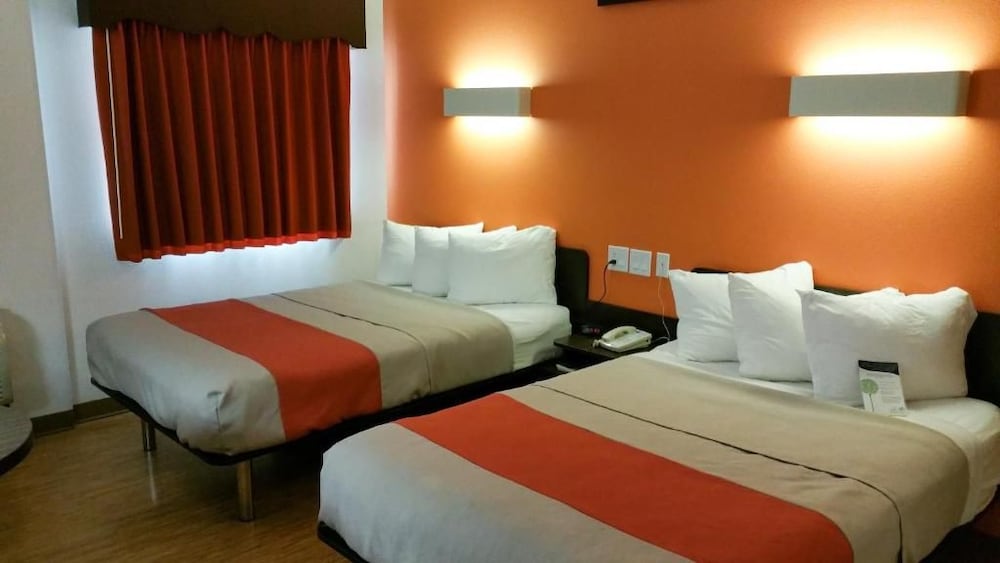 Motel6 Eagle Pass, TX - Lakeside 18/59