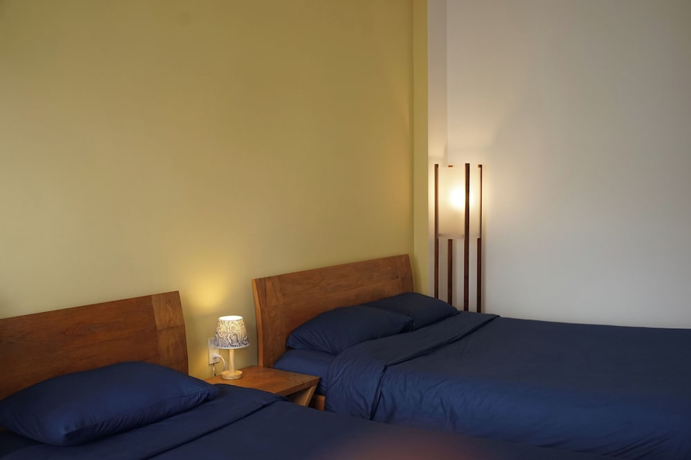 Deluxe, Triple, Queen Bed