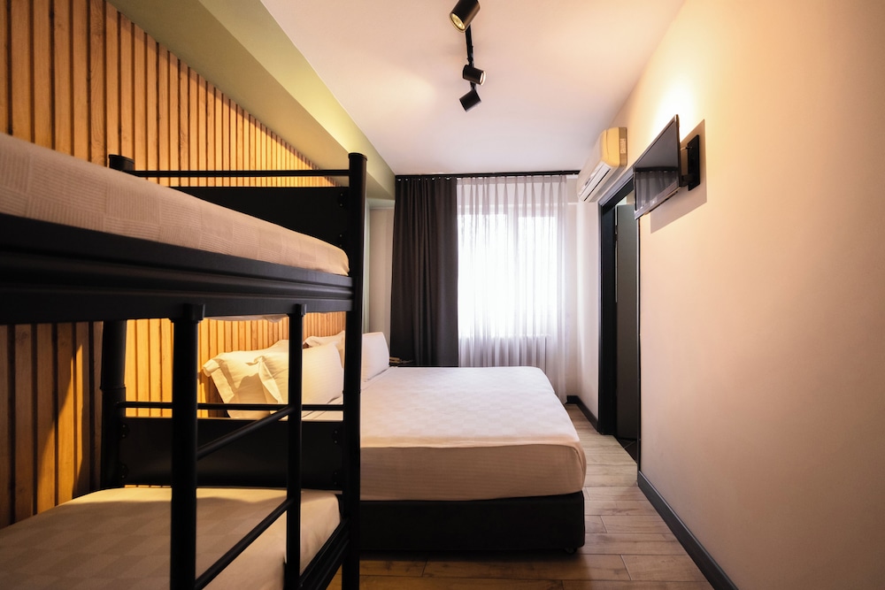 Leons Hotel 20/50