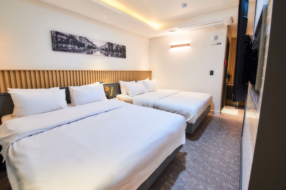 West In Hotel 7/50