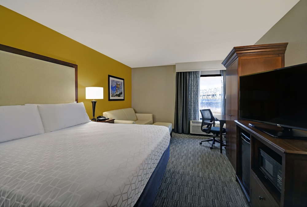 Holiday Inn Express and Suites Cincinnati Riverfront, an IHG Hotel 12/64