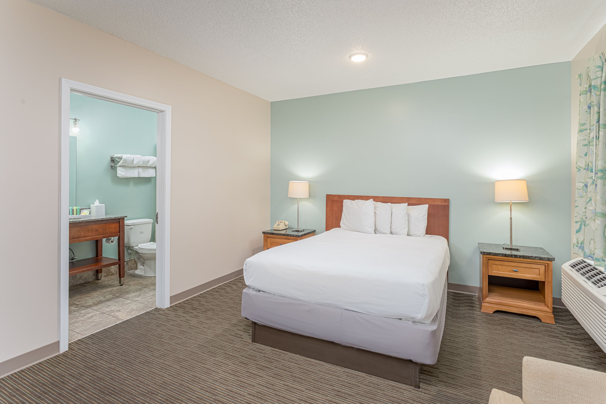 ROOM, QUEEN BED, INLAND VIEW