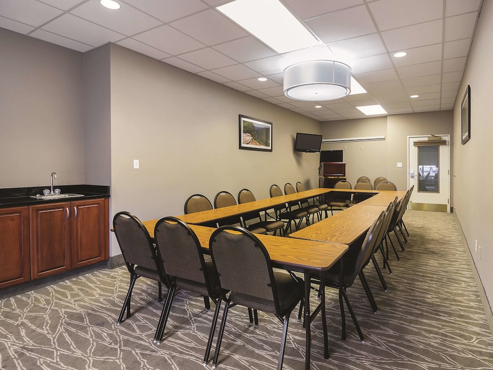 La Quinta Inn & Suites by Wyndham Bowling Green 38/51