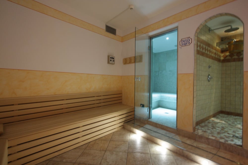 HOTEL LADINA 33/56