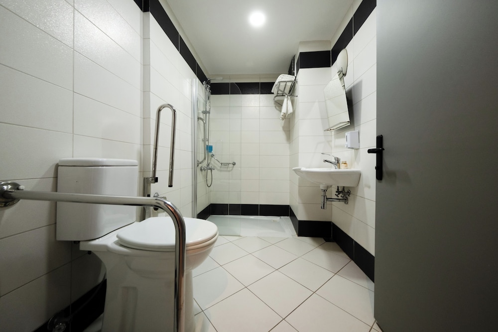 Leons Hotel 50/50