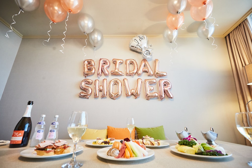 Queen Vell Hotel Wedding 54/63