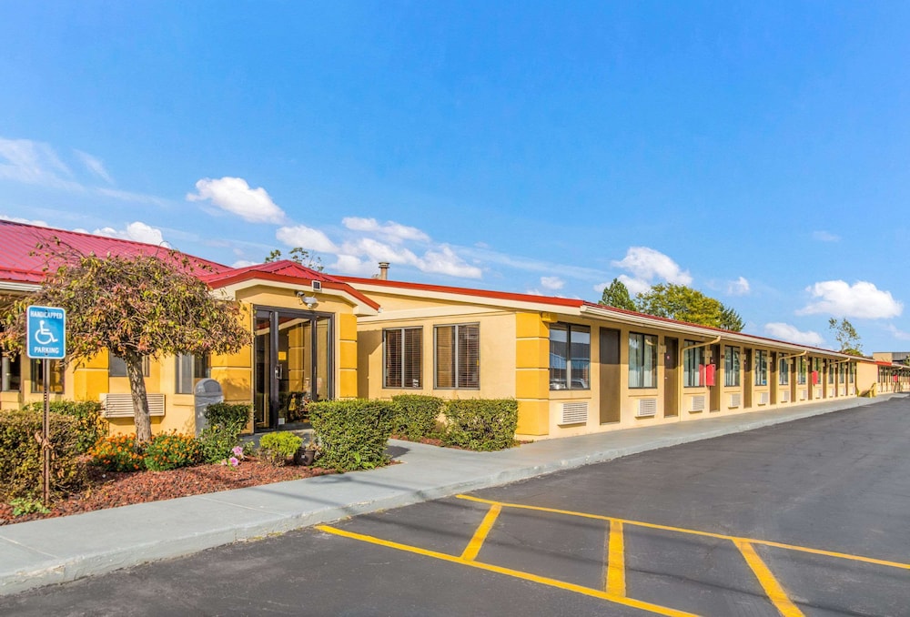 Econo Lodge Norwalk 25/28