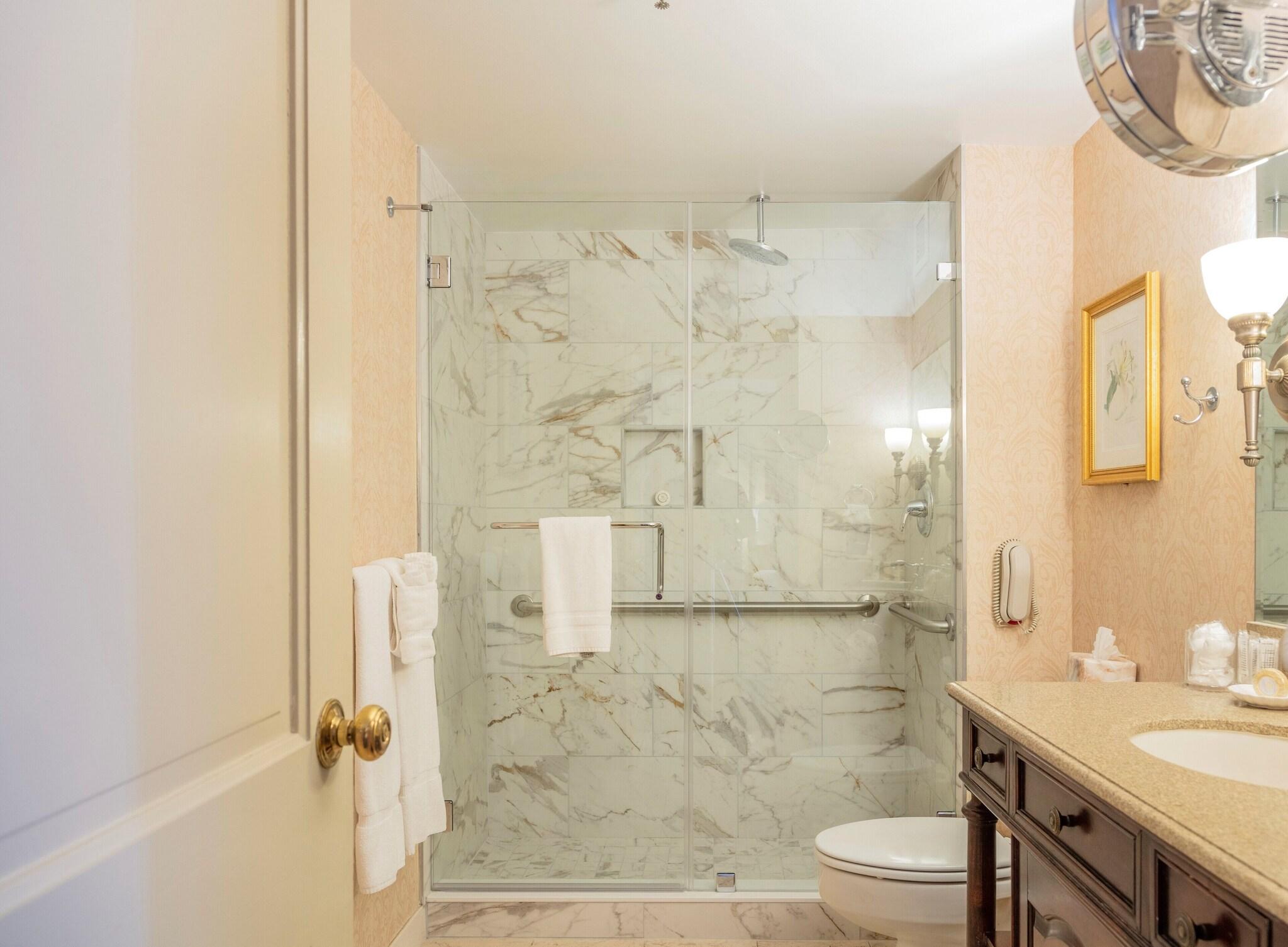 Luxury, The Brown Hotel 4/4