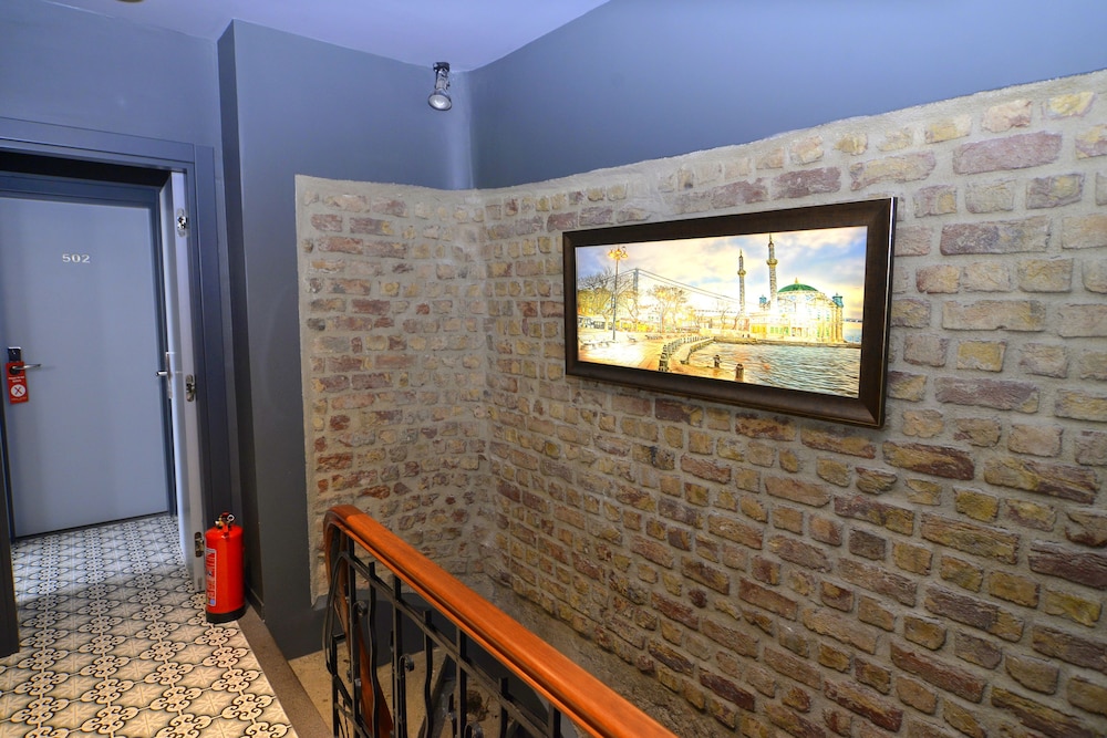 Pera Luna Residence - Special Class 9/66