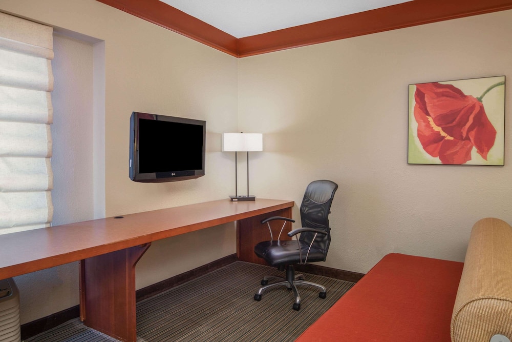 La Quinta Inn & Suites by Wyndham Atlanta Ballpark/Galleria 57/64
