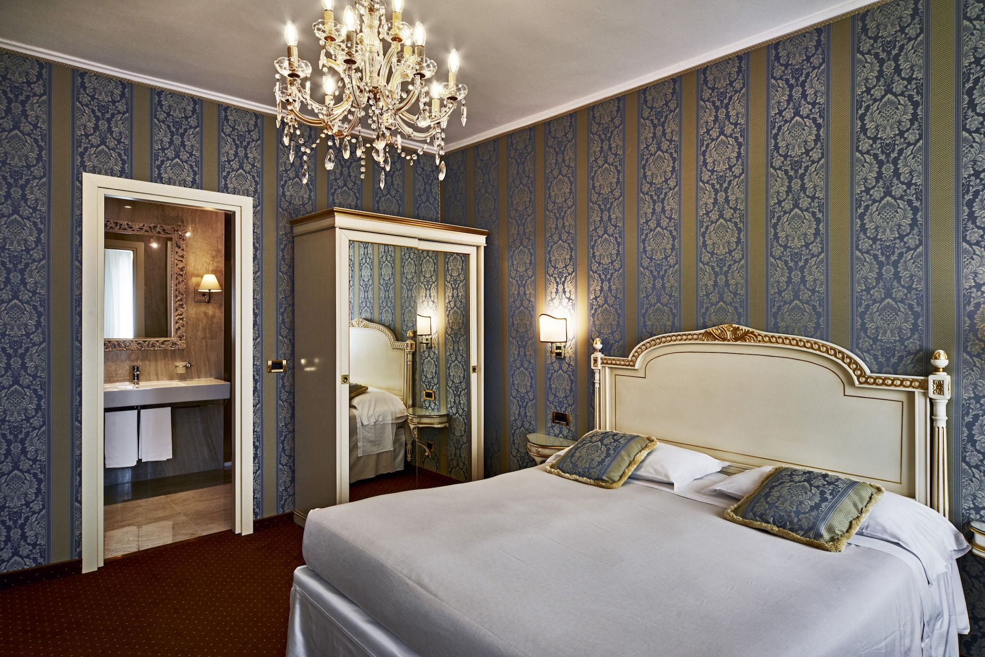 DELUXE, DOUBLE BED, CANAL VIEW