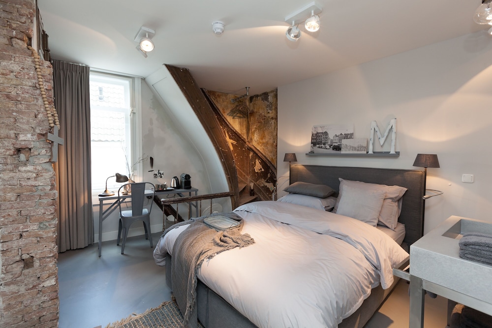 ROOM, DOUBLE BED