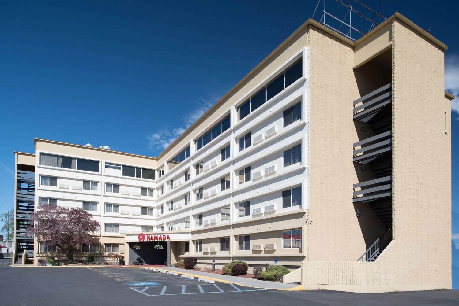 Ramada By Wyndham Downtown Spokane 17/20
