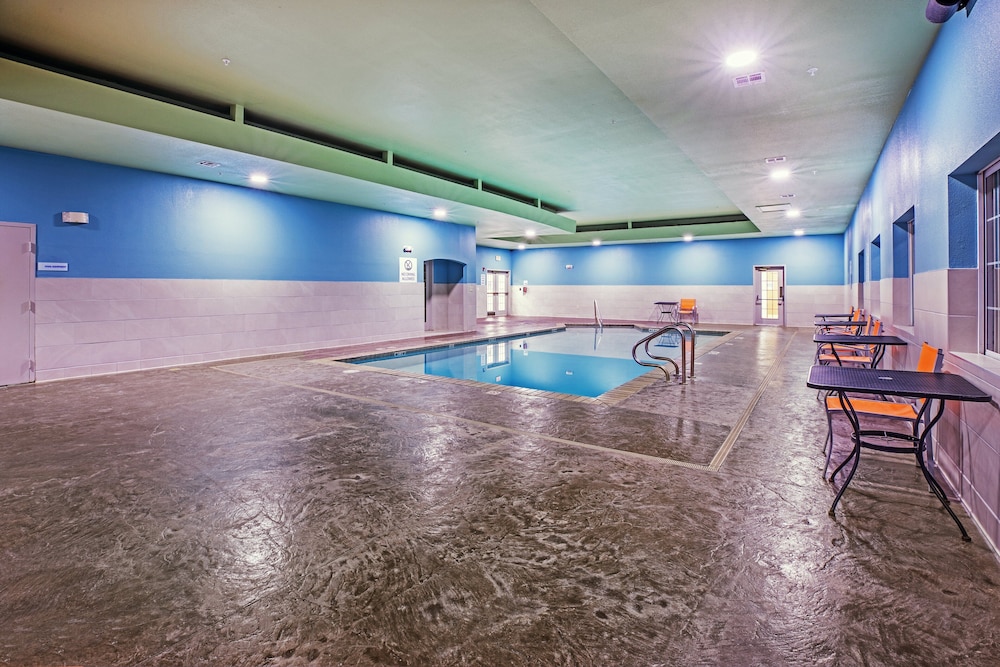 Holiday Inn Express Hotel Suites Jenks 38/72