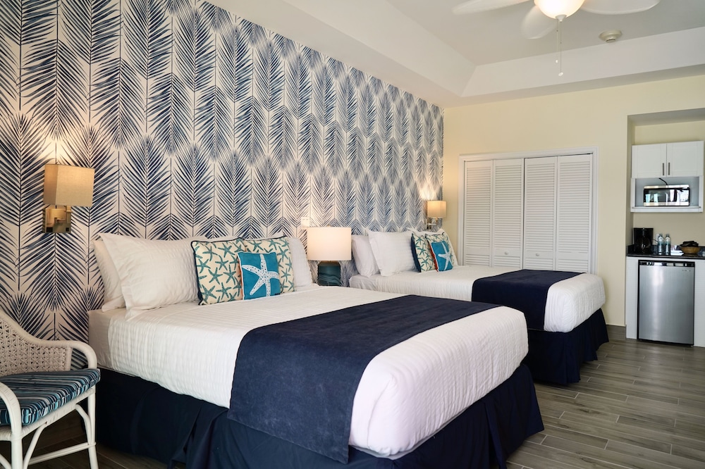 Sandyport Beaches Resort 17/77