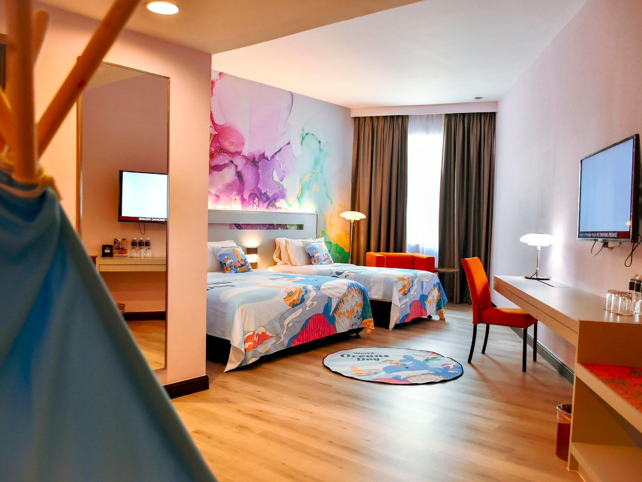Theme, 1 King and 1 Single Beds