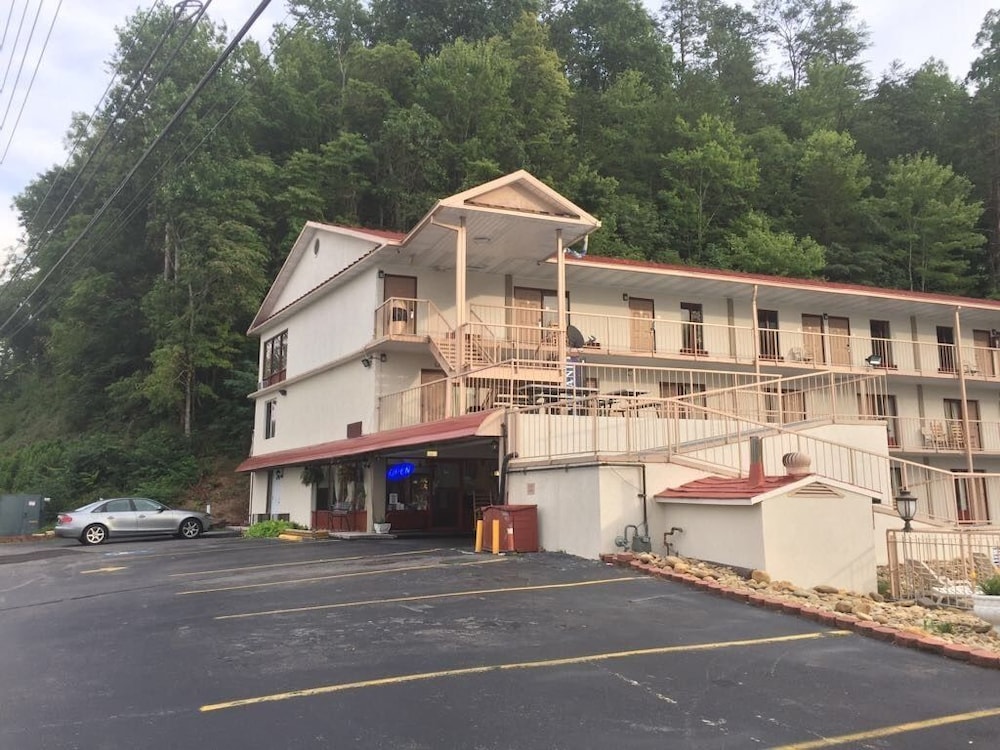 Bear Mount Inn And Suites 1/40