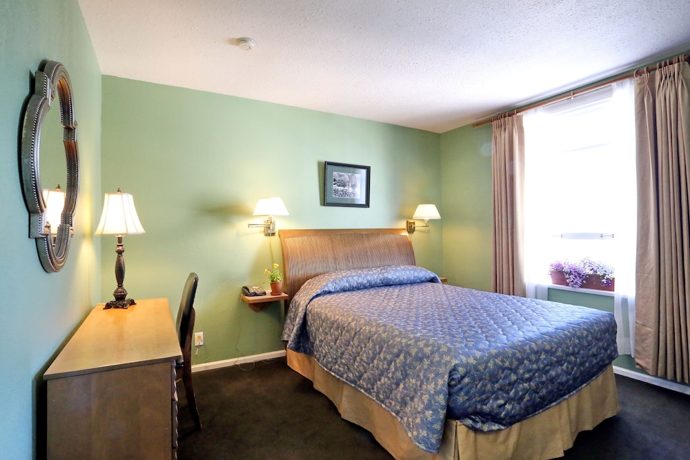 James Bay Inn Hotel Suites Cottage 15/74