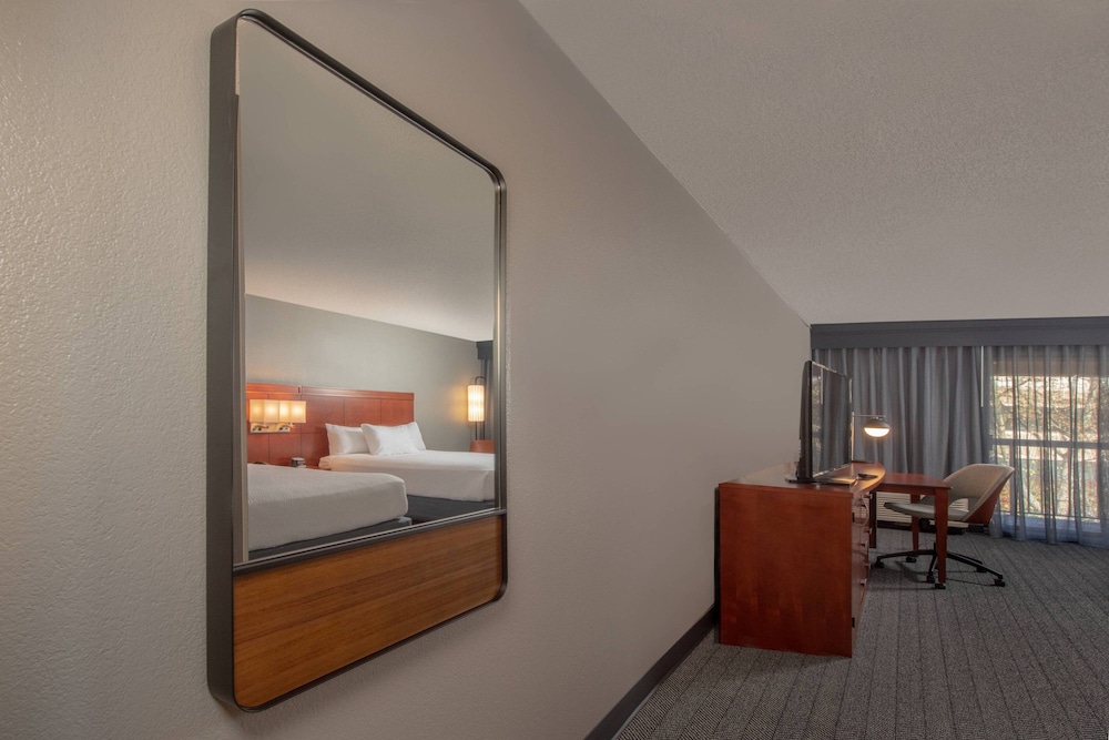 Courtyard By Marriott Frederick 32/34