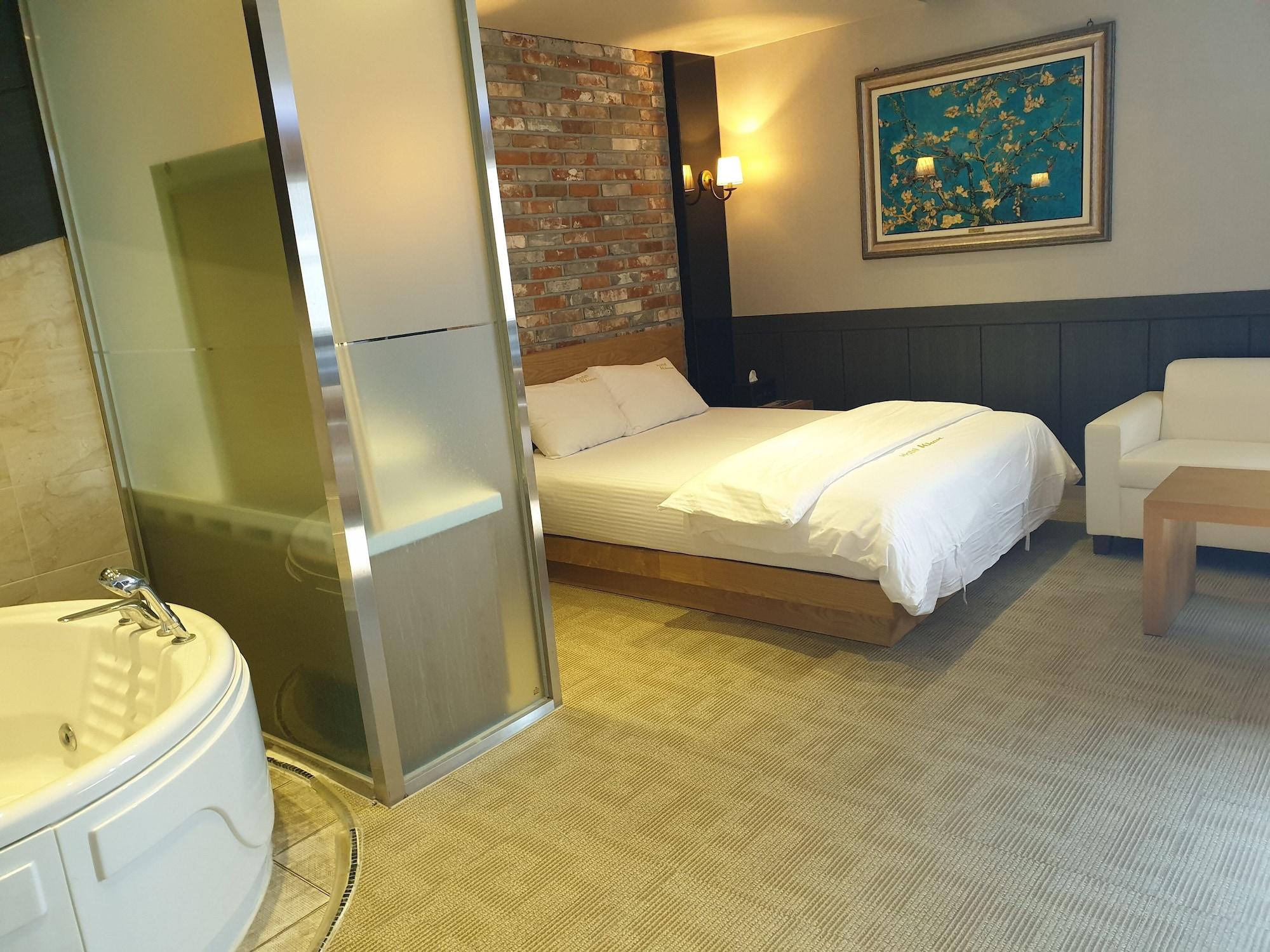 Khan Hotel 10/18