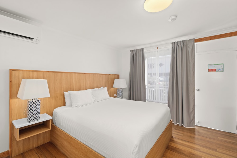 AIRLIE BEACH HOTEL 22/70