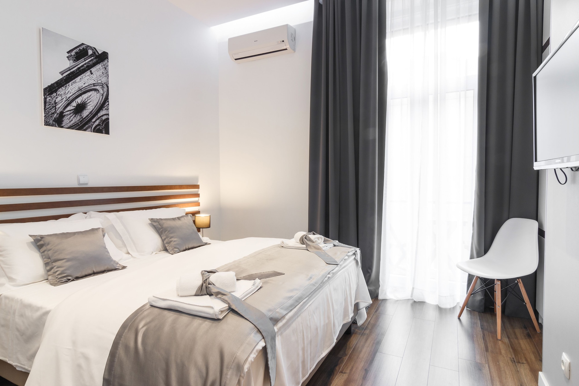 City, Queen Bed, Balcony