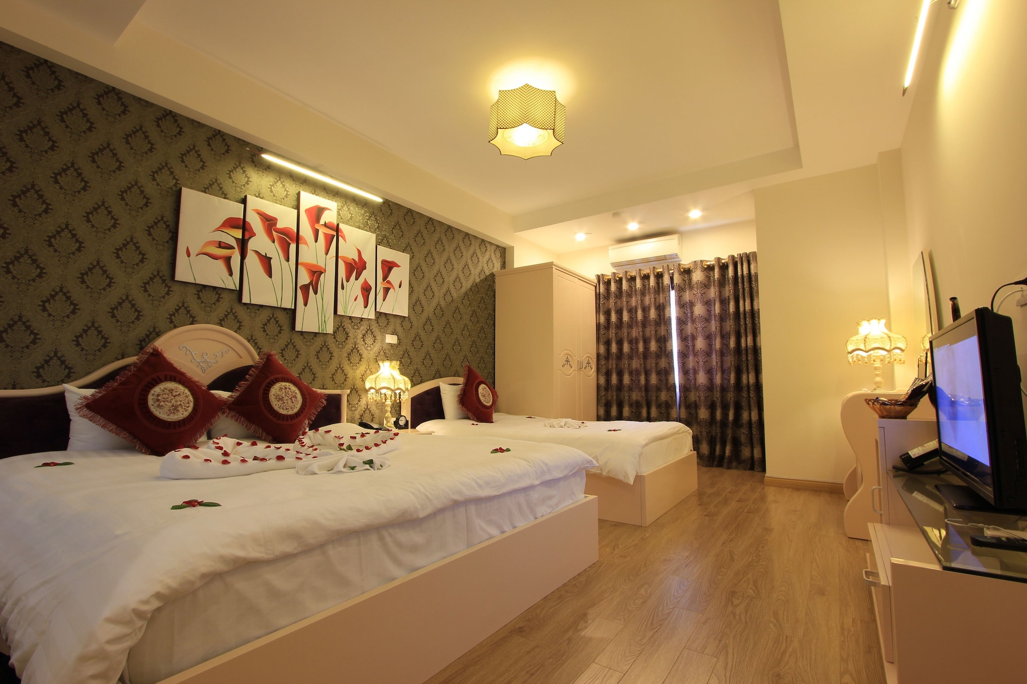 DELUXE, DOUBLE OR TWIN BED, CITY VIEW