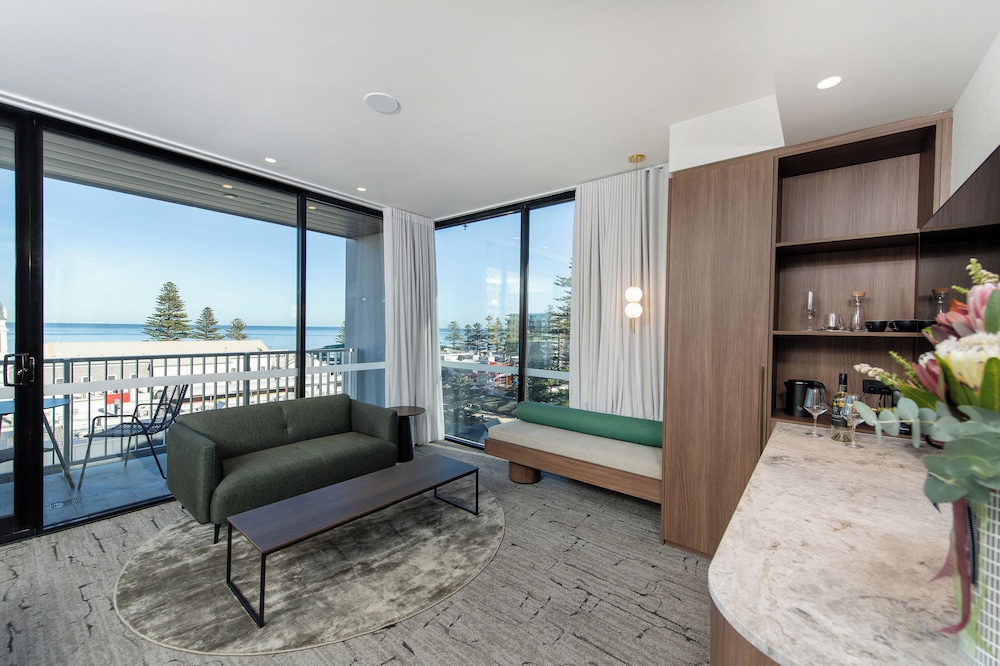 The George Glenelg 44/61