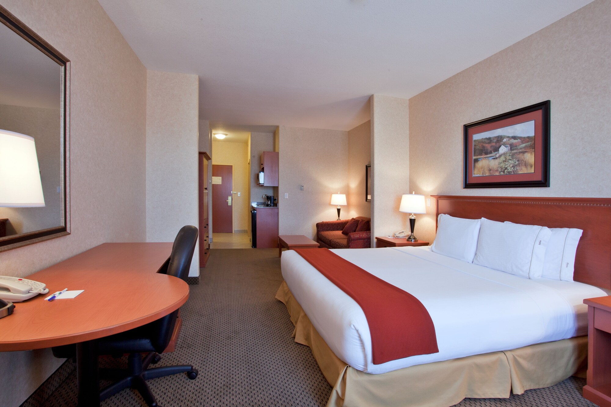 جناح بسرير كينج مع أريكة بمنطقة جلوس