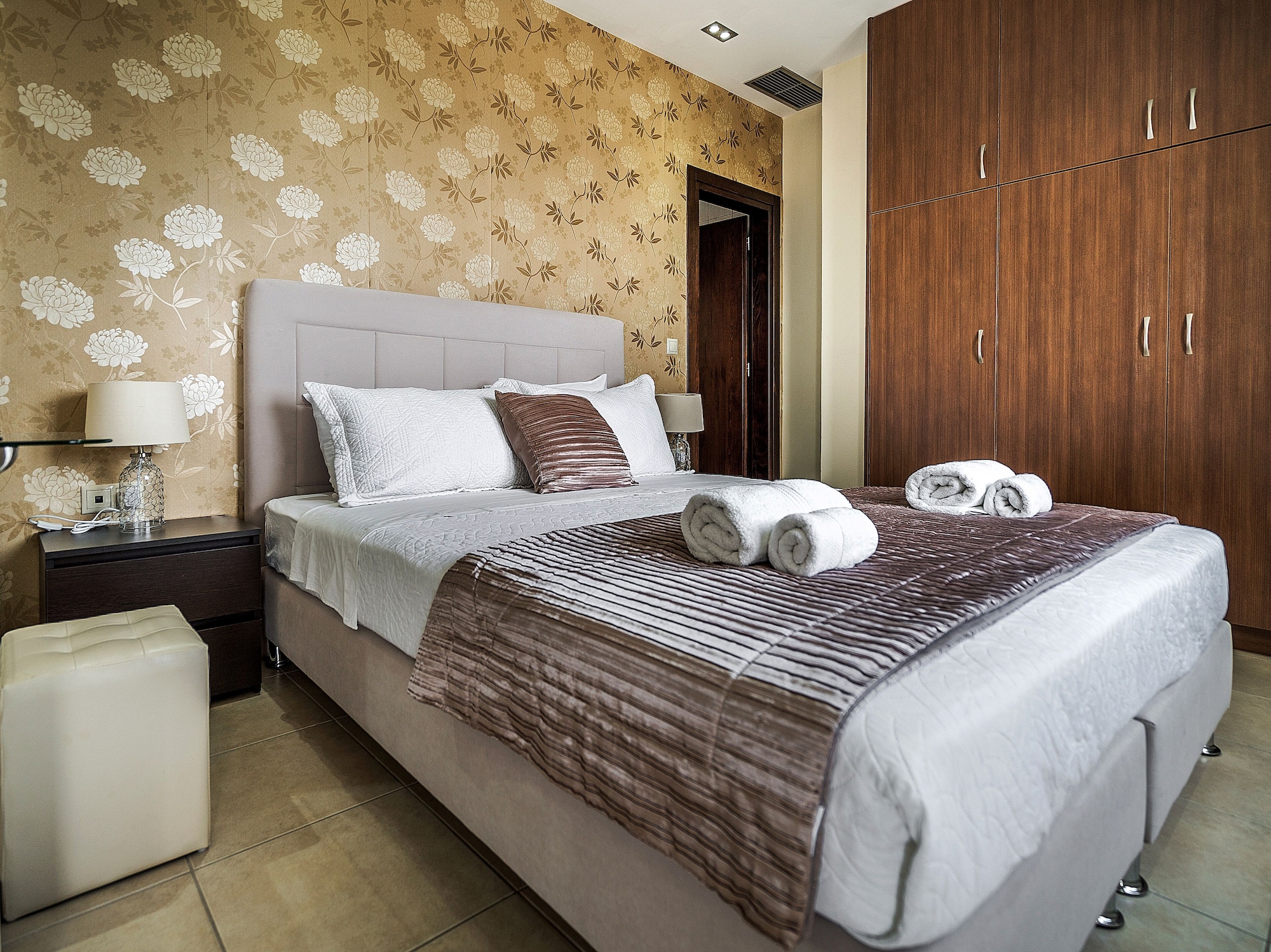 غرفة بسرير كينج وسريرين كوين بإطلالة على البحر بـ4 غرف نوم، Aroma Villas 4/8