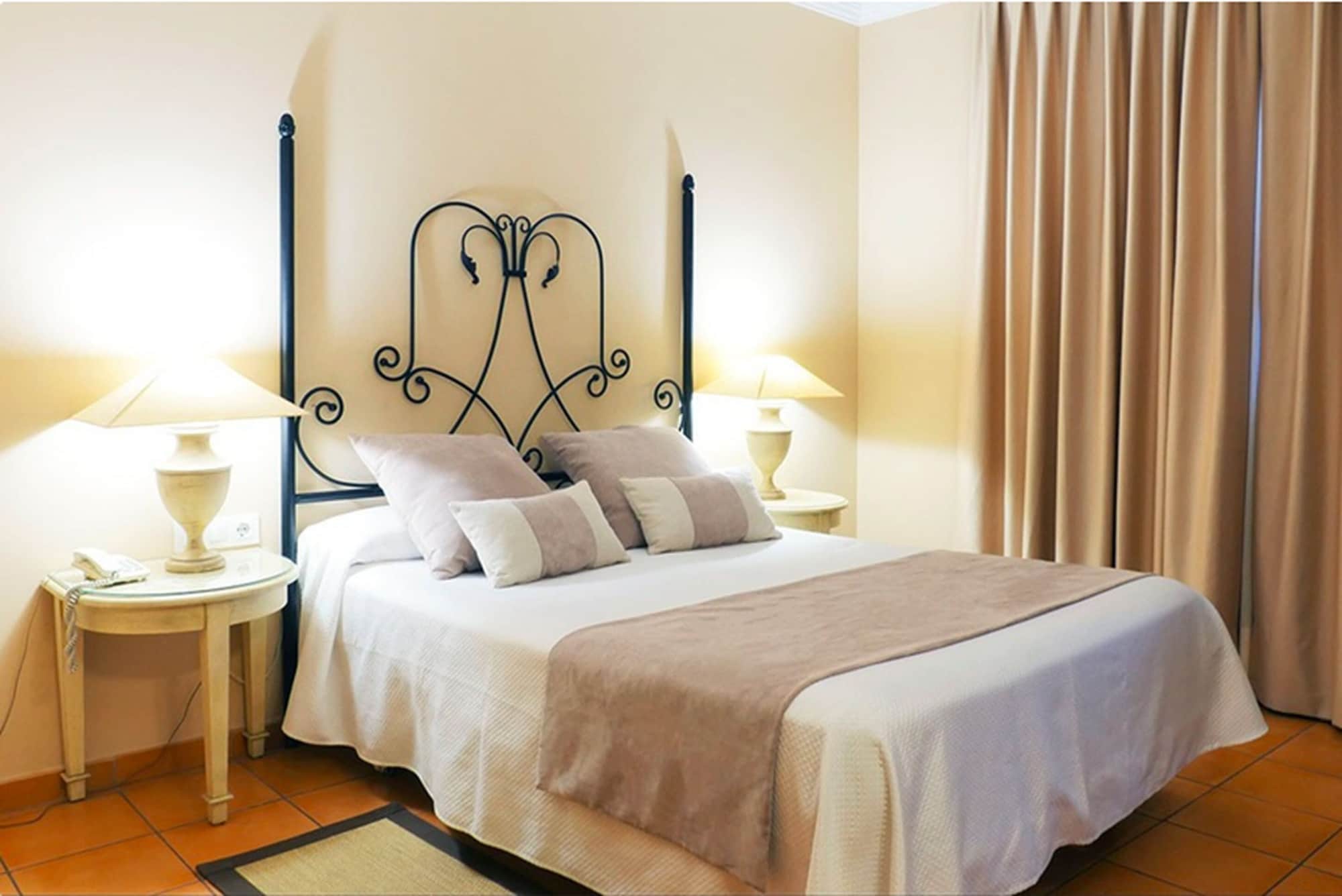 Room, Double Bed
