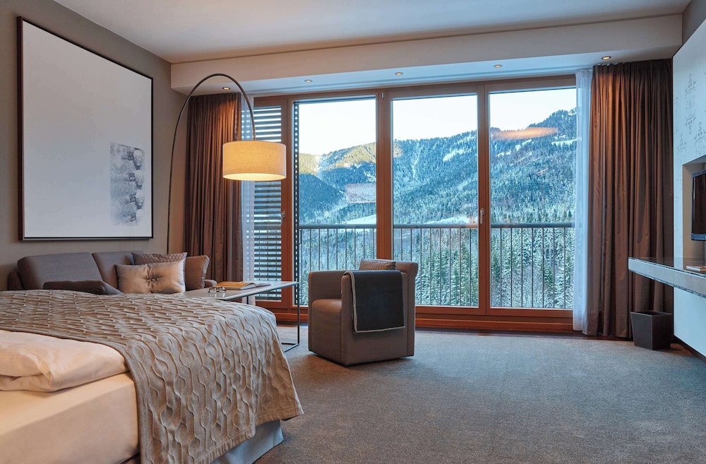 Room, King Bed, Mountain View