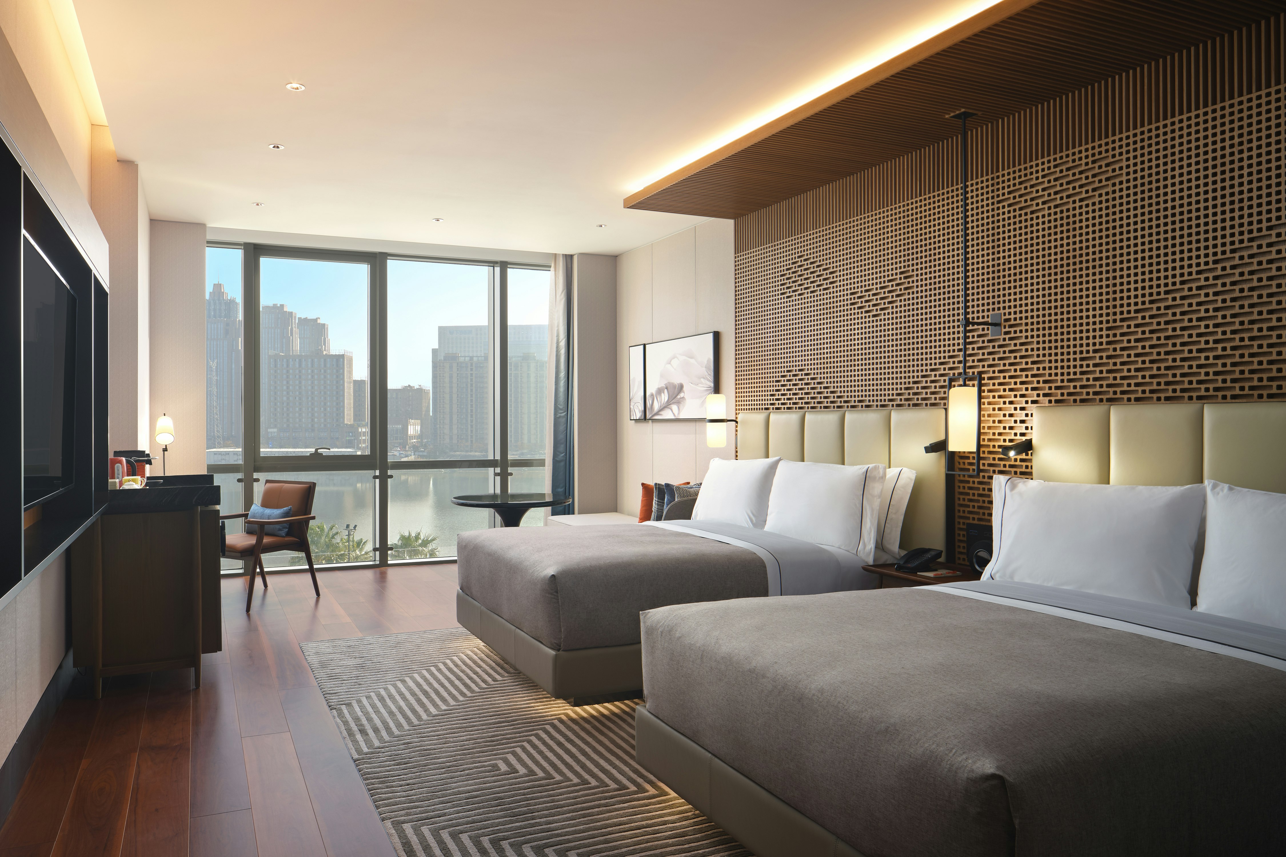 DELUXE, 2 QUEEN BEDS, LAKE VIEW