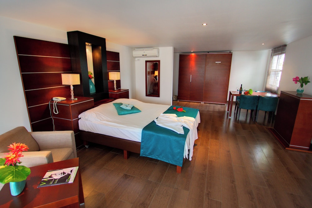Grand, Suite, 2 King Beds, Ocean View