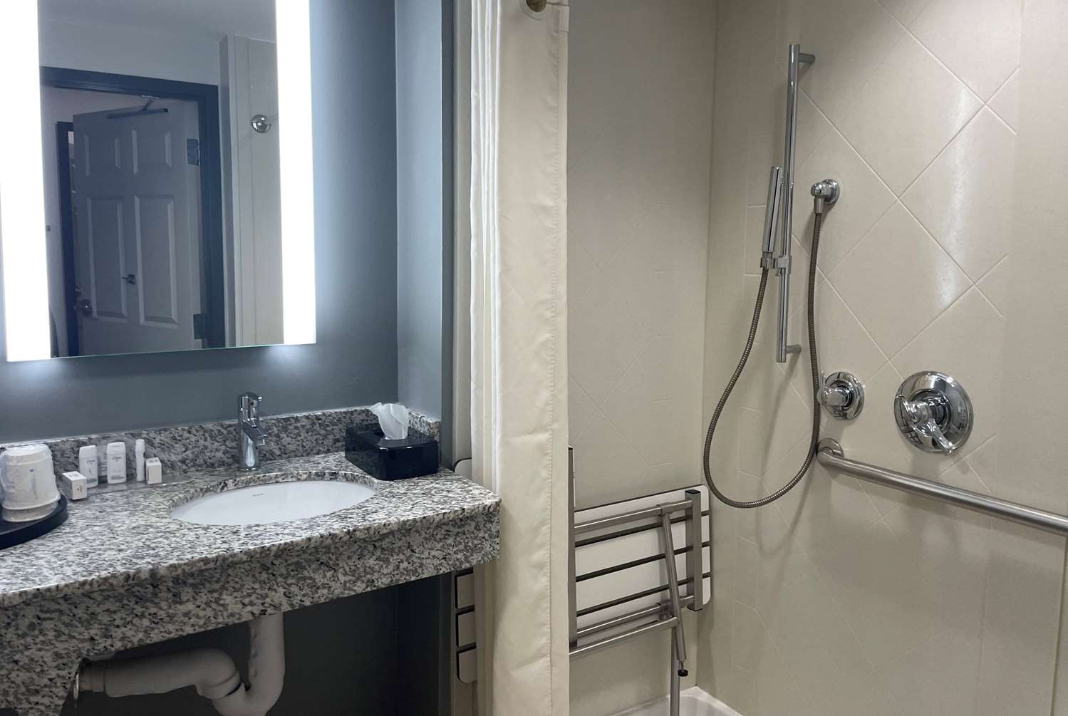La Quinta Inn & Suites by Wyndham Tulsa Midtown 27/27