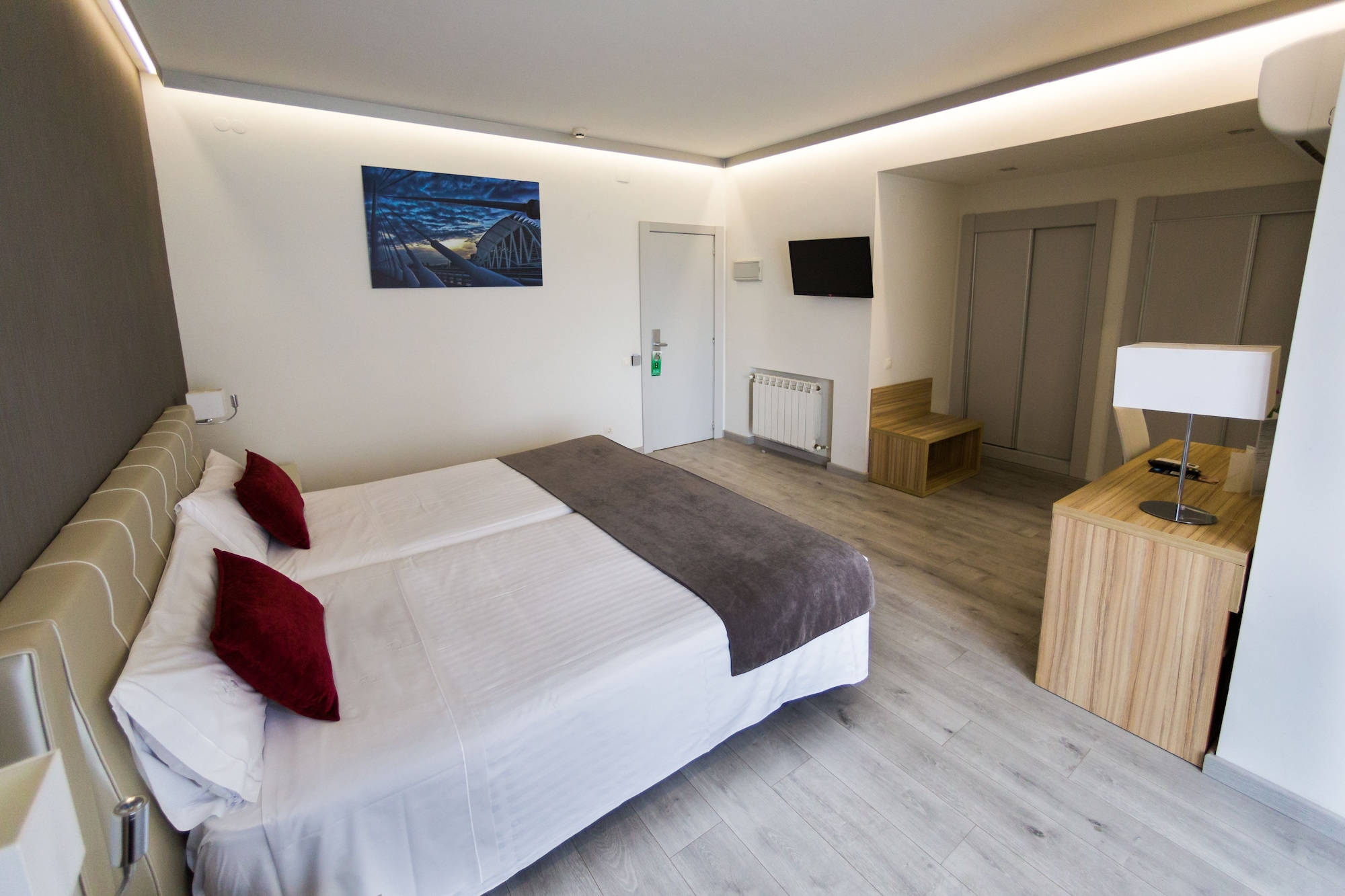 SUPERIOR, DOUBLE OR TWIN BED