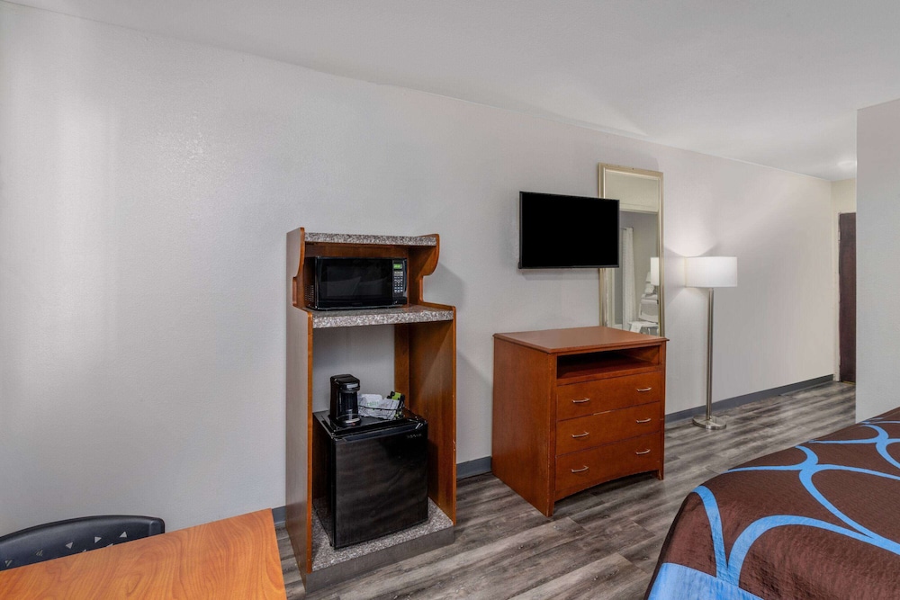 Super 8 by Wyndham Clayton 24/28