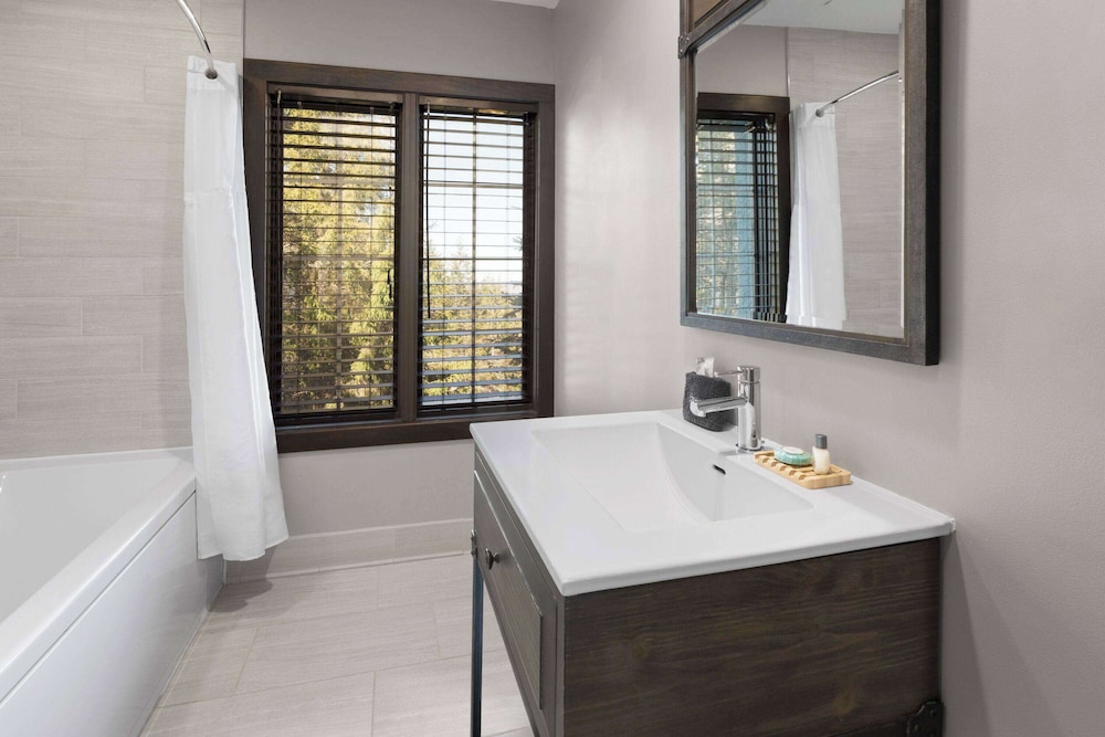 Loft, Suite, 1 King and 2 Queen Beds, Slope View, Sofa, Pet Friendly، Corduroy Inn and Lodge, Trademark Collection by Wyndham 5/5