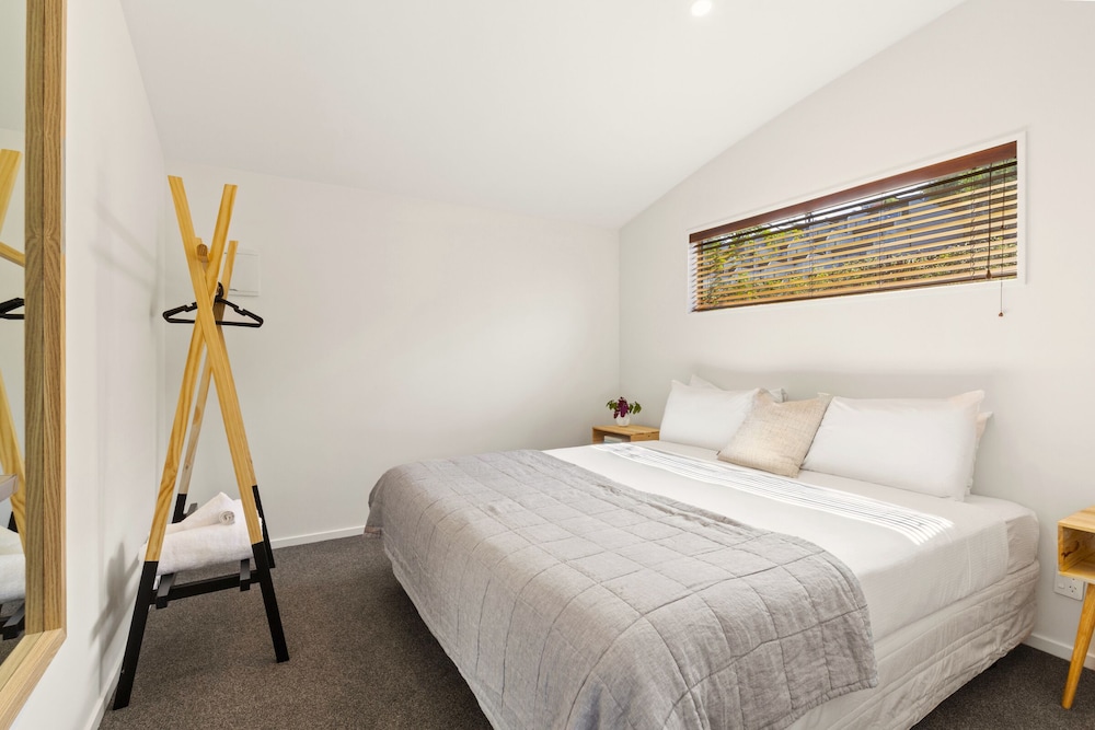 Stay of Queenstown 24/60