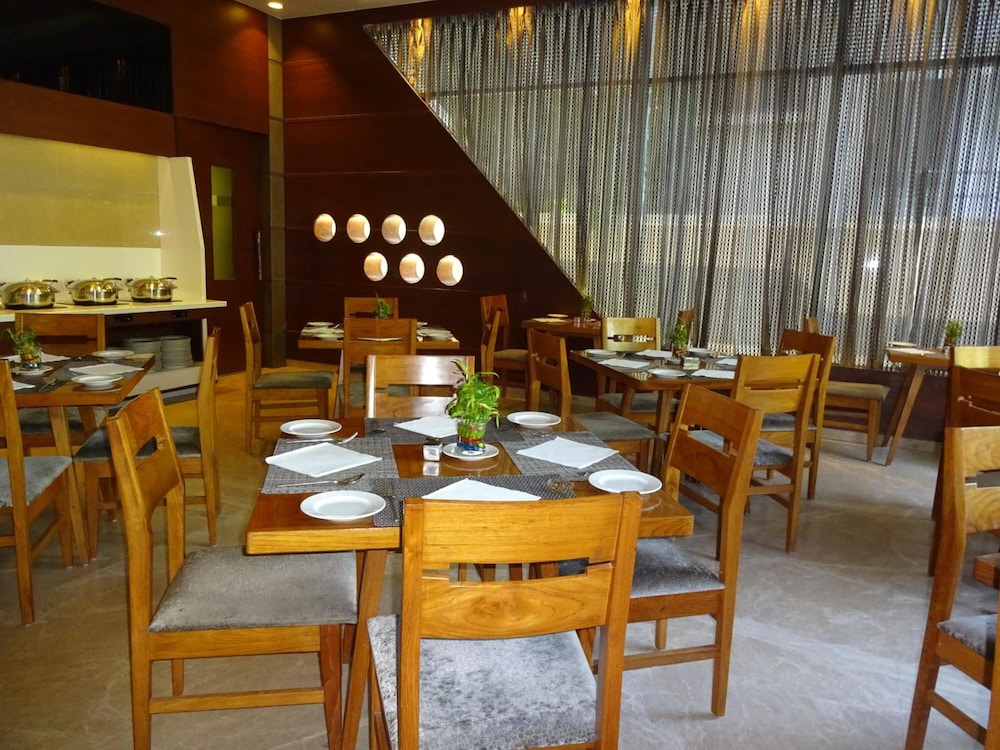 Hotel Cosmopolitan Ahmedabad 47/62